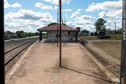 Estación de trenes Víctor Sudriers. Andenes de la estación - Departamento de Canelones - URUGUAY. Foto No. 77595