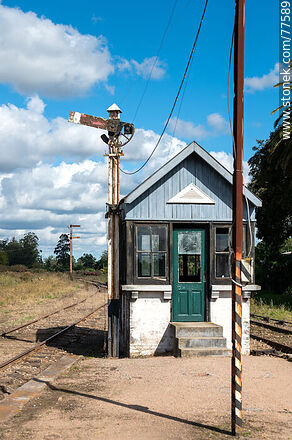 Victor Sudriers train station. Track switching command booth - Department of Canelones - URUGUAY. Photo #77589