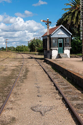 Estación de trenes Víctor Sudriers. Caseta de los comandos de cambio de vías - Departamento de Canelones - URUGUAY. Foto No. 77587