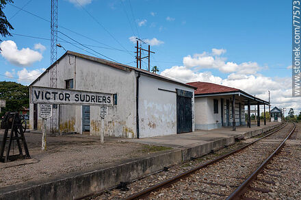 Estación de trenes Víctor Sudriers. Cartel en el andén de la estación (2022) - Departamento de Canelones - URUGUAY. Foto No. 77573