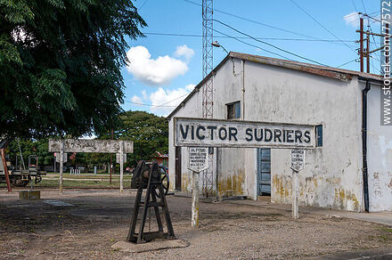 Estación de trenes Víctor Sudriers. Cartel de la estación - Departamento de Canelones - URUGUAY. Foto No. 77572