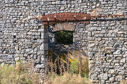 Casa de piedra abandonada frente a la fábrica de cerámicas Olmos - Departamento de Canelones - URUGUAY. Foto No. 77569