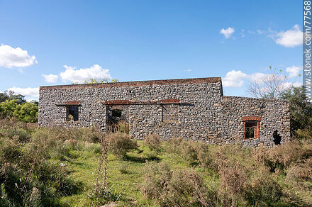 Casa de piedra abandonada frente a la fábrica de cerámicas Olmos - Departamento de Canelones - URUGUAY. Foto No. 77568