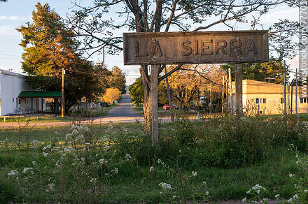La Sierra Railway Station. Station sign - Department of Maldonado - URUGUAY. Photo #77701