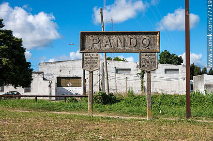 Pando train station (2022). Station sign - Department of Canelones - URUGUAY. Photo #77719