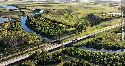 Vista aérea del los puentes en Ruta 9 (nueva y vieja) sobre el arroyo Solís Grande - Departamento de Maldonado - URUGUAY. Foto No. 77814