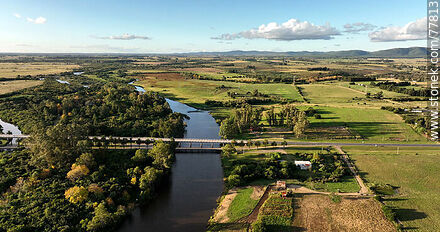 Vista aérea del puente en Ruta 9 sobre el arroyo Solís Grande, límite departamental entre Canelones y Maldonado - Departamento de Maldonado - URUGUAY. Foto No. 77813