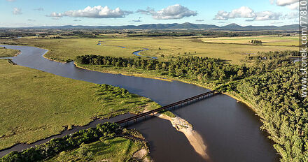 Vista aérea del antiguo puente ferroviario sobre el arroyo Solís Grande - Departamento de Maldonado - URUGUAY. Foto No. 77810