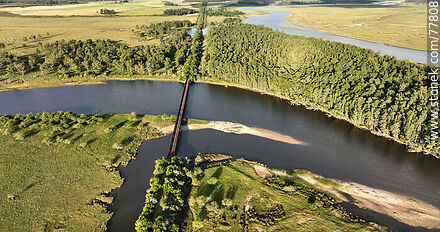 Vista aérea del antiguo puente ferroviario sobre el arroyo Solís Grande - Departamento de Maldonado - URUGUAY. Foto No. 77808
