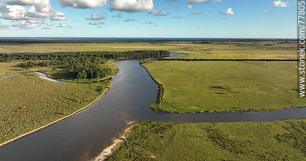 Vista aérea del arroyo Solís Grande, límite departamental entre Canelones y Maldonado - Departamento de Maldonado - URUGUAY. Foto No. 77805