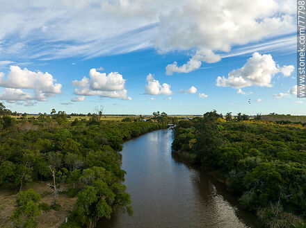 Vista aérea del arroyo Solís Grande aguas abajo - Departamento de Maldonado - URUGUAY. Foto No. 77798