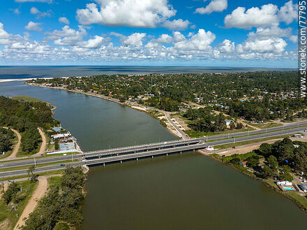 Vista aérea del puente en la ruta Interbalnearia sobre el arroyo Solís Chico. Parque del Plata - Departamento de Canelones - URUGUAY. Foto No. 77795