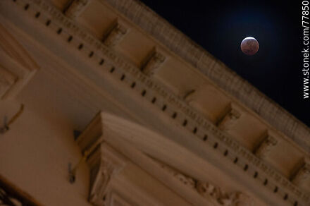 Eclipse lunar del 16 de mayo de 2022 saliendo de la etapa total con referencia del Palacio Estévez en Plaza Independencia - Departamento de Montevideo - URUGUAY. Foto No. 77850