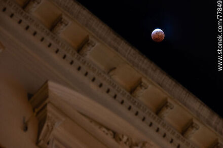 Eclipse lunar del 16 de mayo de 2022 saliendo de la etapa total con referencia del Palacio Estévez en Plaza Independencia - Departamento de Montevideo - URUGUAY. Foto No. 77849
