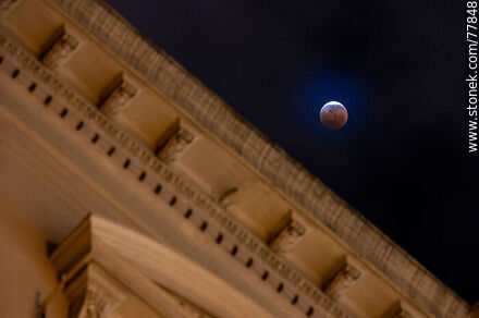 Eclipse lunar del 16 de mayo de 2022 saliendo de la etapa total con referencia del Palacio Estévez en Plaza Independencia - Departamento de Montevideo - URUGUAY. Foto No. 77848