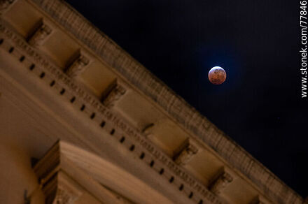 Eclipse lunar del 16 de mayo de 2022 saliendo de la etapa total con referencia del Palacio Estévez en Plaza Independencia - Departamento de Montevideo - URUGUAY. Foto No. 77846