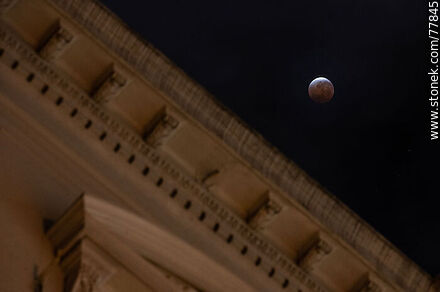 Eclipse lunar del 16 de mayo de 2022 saliendo de la etapa total con referencia del Palacio Estévez en Plaza Independencia - Departamento de Montevideo - URUGUAY. Foto No. 77845