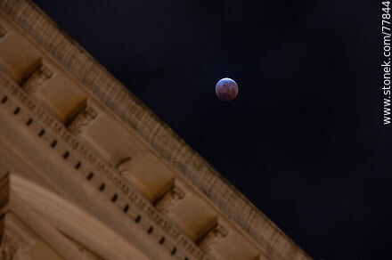 Eclipse lunar del 16 de mayo de 2022 saliendo de la etapa total con referencia del Palacio Estévez en Plaza Independencia - Departamento de Montevideo - URUGUAY. Foto No. 77844