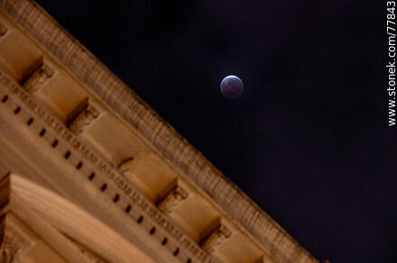 Eclipse lunar del 16 de mayo de 2022 saliendo de la etapa total con referencia del Palacio Estévez en Plaza Independencia - Departamento de Montevideo - URUGUAY. Foto No. 77843