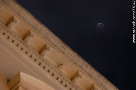 Eclipse lunar del 16 de mayo de 2022 saliendo de la etapa total con referencia del Palacio Estévez en Plaza Independencia - Departamento de Montevideo - URUGUAY. Foto No. 77842