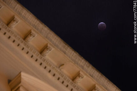 Eclipse lunar del 16 de mayo de 2022 saliendo de la etapa total con referencia del Palacio Estévez en Plaza Independencia - Departamento de Montevideo - URUGUAY. Foto No. 77841