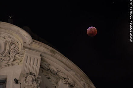Total stage of the lunar eclipse of May 16, 2022 with reference to the building at the corner of Plaza Independencia and Ciudadela. - Department of Montevideo - URUGUAY. Photo #77840