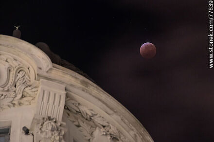 Total stage of the lunar eclipse of May 16, 2022 with reference to the building at the corner of Plaza Independencia and Ciudadela. - Department of Montevideo - URUGUAY. Photo #77839