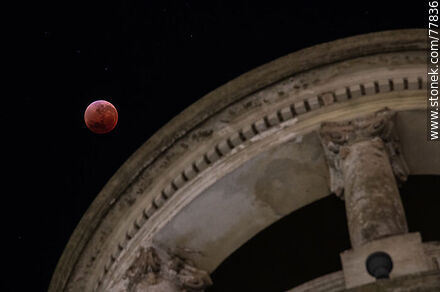 Total stage of the lunar eclipse of May 16, 2022 with reference to the building at the corner of Plaza Independencia and Ciudadela. - Department of Montevideo - URUGUAY. Photo #77836