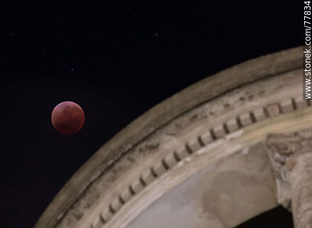 Total stage of the lunar eclipse of May 16, 2022 with reference to the building at the corner of Plaza Independencia and Ciudadela. - Department of Montevideo - URUGUAY. Photo #77834