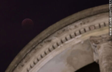 Total stage of the lunar eclipse of May 16, 2022 with reference to the building at the corner of Plaza Independencia and Ciudadela. - Department of Montevideo - URUGUAY. Photo #77833