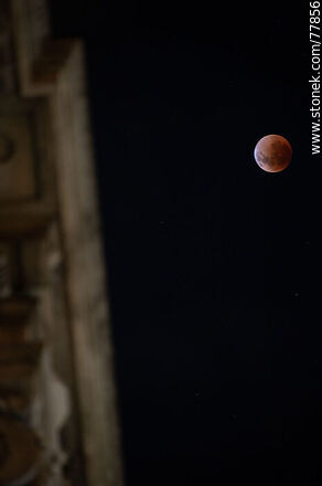 Near-total stage of the lunar eclipse of May 16, 2022 with reference to the Banco República on Julio Herrera y Obes St. and 18 de Julio Ave. - Department of Montevideo - URUGUAY. Photo #77856
