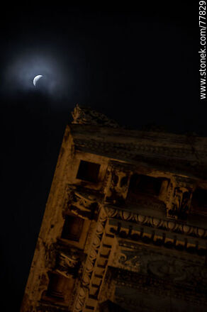 Comienzo del eclipse lunar del 16 de mayo de 2022 con referencia del Palacio Legislativo - Departamento de Montevideo - URUGUAY. Foto No. 77829