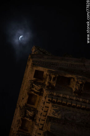 Comienzo del eclipse lunar del 16 de mayo de 2022 con referencia del Palacio Legislativo - Departamento de Montevideo - URUGUAY. Foto No. 77828