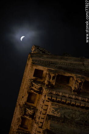 Comienzo del eclipse lunar del 16 de mayo de 2022 con referencia del Palacio Legislativo - Departamento de Montevideo - URUGUAY. Foto No. 77827