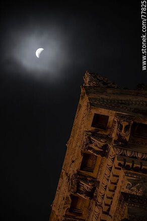 Comienzo del eclipse lunar del 16 de mayo de 2022 con referencia del Palacio Legislativo - Departamento de Montevideo - URUGUAY. Foto No. 77825