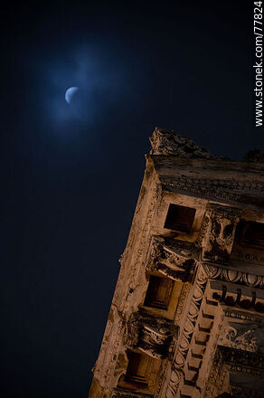Comienzo del eclipse lunar del 16 de mayo de 2022 con referencia del Palacio Legislativo - Departamento de Montevideo - URUGUAY. Foto No. 77824