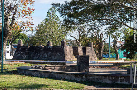 Plaza del pueblo 18 de Julio. Fuerte en el centro de la misma - Departamento de Rocha - URUGUAY. Foto No. 77865