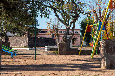 Plaza del pueblo 18 de Julio. Fuerte en el centro de la misma - Departamento de Rocha - URUGUAY. Foto No. 77863