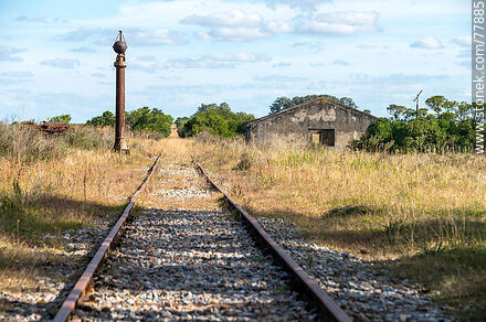 Antigua estación de trenes Bañado de Oro. Surtidor de agua - Departamento de Treinta y Tres - URUGUAY. Foto No. 77885