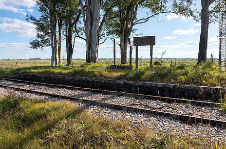 Antigua estación de trenes Bañado de Oro. Andén de la estación - Departamento de Treinta y Tres - URUGUAY. Foto No. 77880
