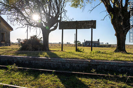 Estación de trenes Presidente Getulio Vargas. Apenas legible antiguo cartel de la estación - Departamento de Cerro Largo - URUGUAY. Foto No. 77931