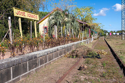 Antigua estación de trenes José Ignacio. Cartel en el andén de la estación - Punta del Este y balnearios cercanos - URUGUAY. Foto No. 77950