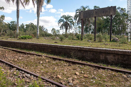 Julio M. Sanz Railway Station. Old sign, tracks and platform of the station - Department of Treinta y Tres - URUGUAY. Photo #77986
