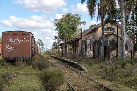 Former Julio M. Sanz railroad station. Platform and row of freight cars - Department of Treinta y Tres - URUGUAY. Photo #77976