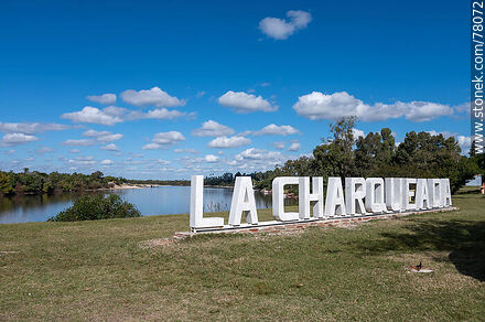 Letrero de La Charqueda a orillas del río Cebollatí - Departamento de Treinta y Tres - URUGUAY. Foto No. 78072