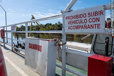 Balsa que cruza el río Cebollatí vehículos y personas entre los departamentos de Treinta y Tres y Rocha - Departamento de Treinta y Tres - URUGUAY. Foto No. 78074