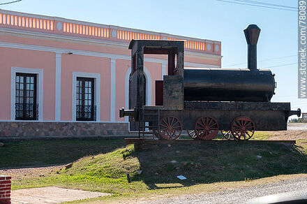 Sculpture of a locomotive with Nico Perez's banner - Department of Florida - URUGUAY. Photo #78089