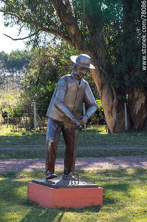 Sculpture of man with toothed shovel - Department of Florida - URUGUAY. Photo #78086
