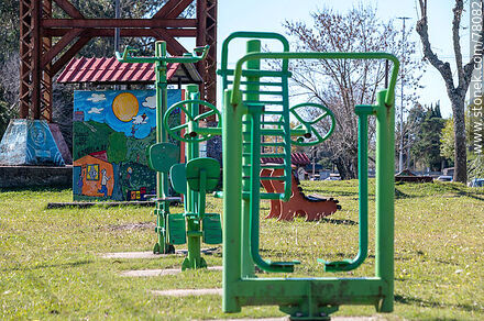 Juegos infantiles y murales en el Camino a Cerro Largo - Departamento de Florida - URUGUAY. Foto No. 78082