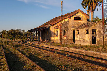 Antigua estación de ferrocarril de Plácido Rosas, Paso del Dragón. Andén de la estación - Departamento de Cerro Largo - URUGUAY. Foto No. 78126
